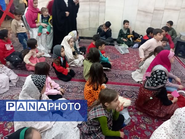 اجرای برنامه هایی زیبا و شاد برای کودکان در شهرستان کاشمر 