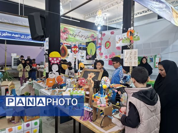 بازدید دانش آموزان مدرسه شهید عامری از نمایشگاه پژوهش و فناوری در خلیل آباد