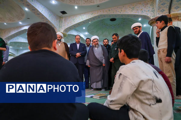 هم‌نشینی معنویت و تعلیم در مسجد