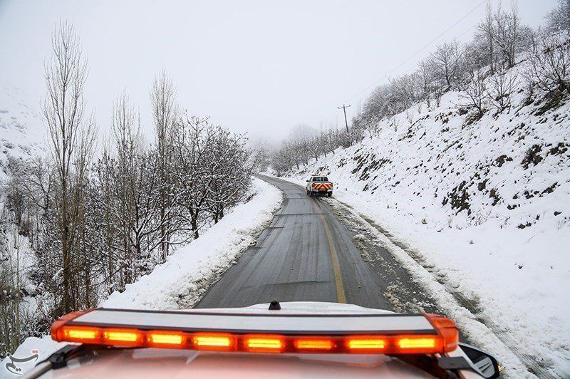 بازگشایی کامل راه‌های ارتباطی بخش مهربان؛ تلاش شبانه‌روزی عوامل راهداری و شهرداری‌ها