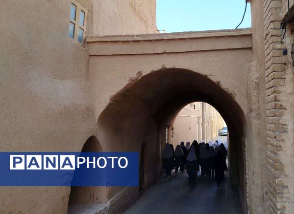 بازدید دانش‌آموزان میبدی از بافت سنتی شهرستان 