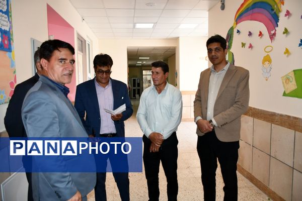 حضور امام جمعه، فرماندار و مدیر آموزش پرورش مه ولات در مدارس شهرستان