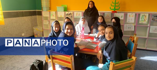 بازدید دانش آموزان مدرسه شهید خاقانی شیروان از کتابخانه اندیشه‌‌ در هفته کتاب و کتابخوانی