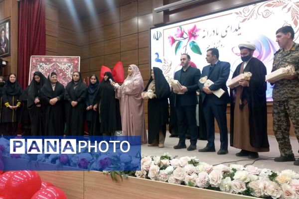 مراسم یلدای مادرانه با حضور فرهنگیان و دانش‌آموزان در اردوگاه شهید منتظری شهریار