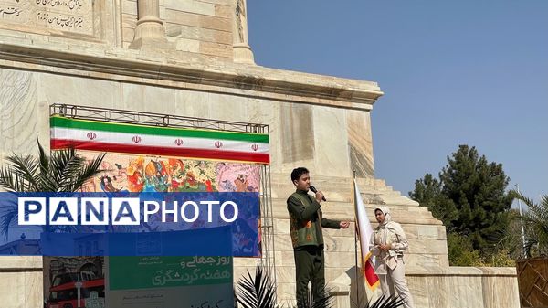 فرزندان ایران زمین در کنار آرامگاه حکیم‌ توس