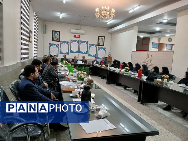  اولین نشست هم اندیشی مدیران متوسطه دوره دوم در دبیرستان مهشید مصلی نژاد