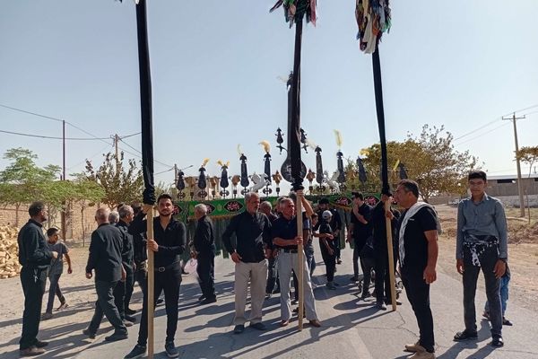 مراسم سینه زنی و علم گردانی در خلیل آباد