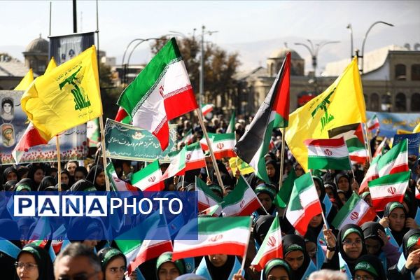 دانش آموزان و مسئولین در کنار یکدیگر، روز دانش‌آموز را رقم زدند