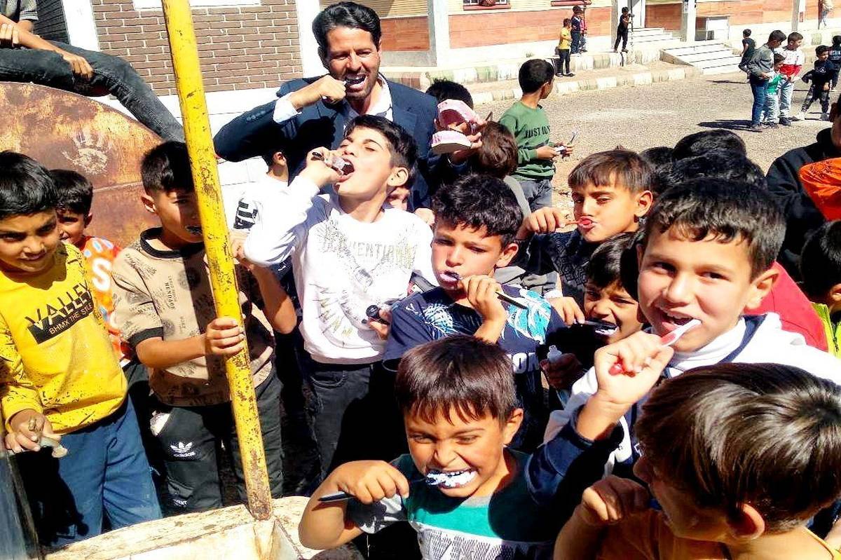 هر دانشآموز یک مسواک، یک لبخند زیبا در دبستان تختی نمرور