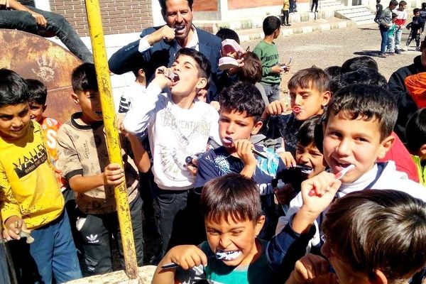 هر دانش‌آموز یک مسواک، یک لبخند زیبا در دبستان تختی نمرور