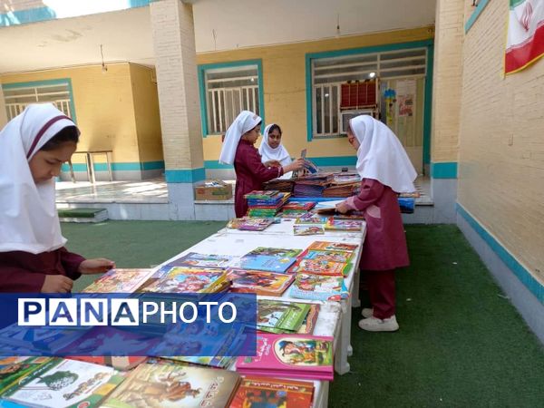 نمایشگاه کتاب در دبستان مریم بندرعباس
