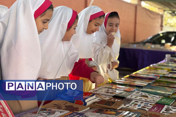 نمایشگاه کتاب و کتاب‌خوانی در اداره آموزش و پرورش اسلامشهر