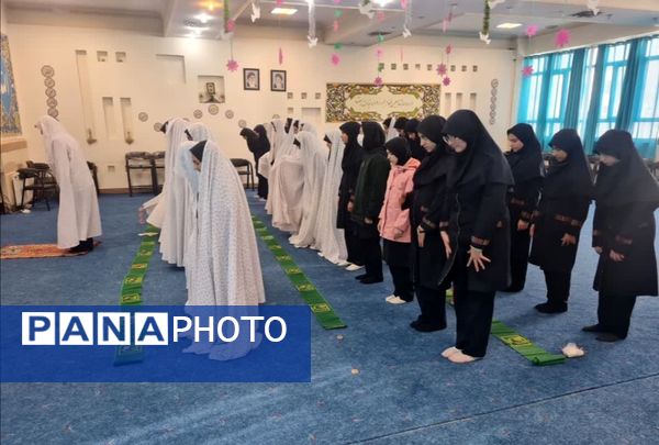 برگزاری نماز جماعت دبیرستان شهید تیمسار فلاحی ناحیه یک کرج