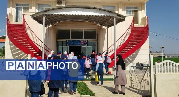 بازدید دانش‌آموزان مدرسه شهید خاقانی از گلخانه پیشه‌وران شیروان