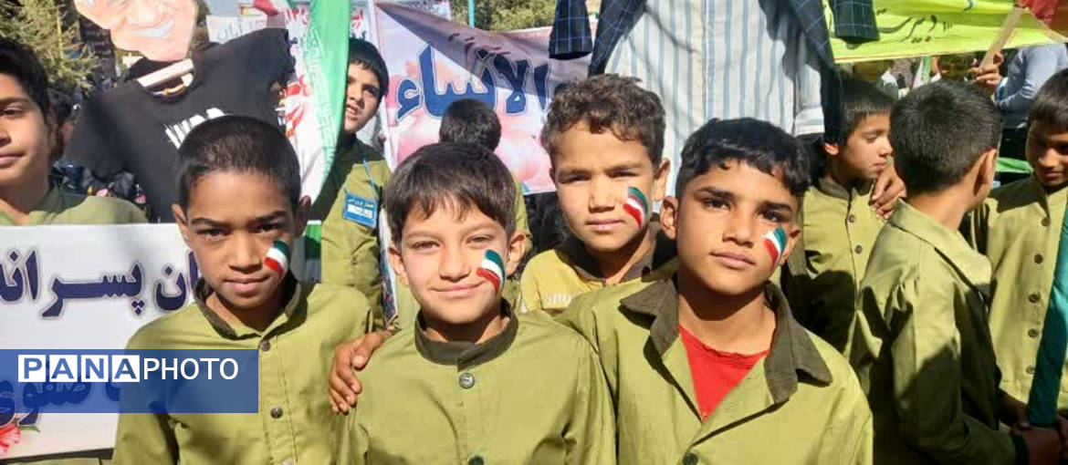 حضور پرشور دانش‌آموزان مدارس خاتم در راهپیمایی ۱۳ آبان 