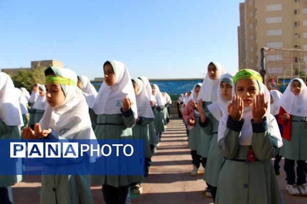 مراسم صبحگاه مهدوی در مدرسه شاهد نیک‌اندیشان