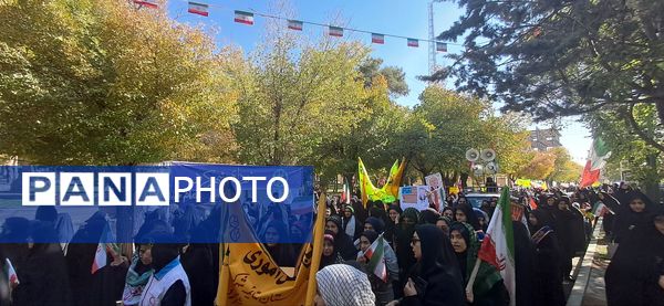 فراشبند صحنه هم‌صدایی مردم و دانش‌آموزان در روز ملی مبارزه با استکبار جهانی 