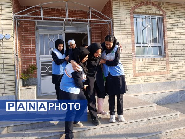 مانور زلزله در مدرسه شهید محمد آسوده روستای دهنو شهرستان خلیل آباد