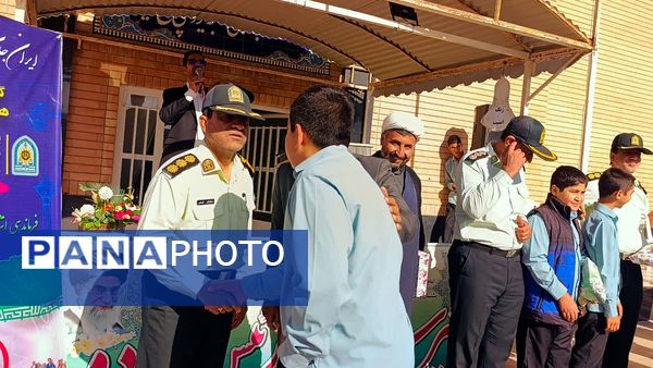 تقدیر مدیر دبیرستان رئیس زاده از پرسنل نیروی انتظامی خلیل آباد