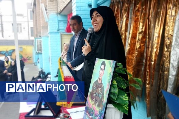 برگزاری همایش وطن‌یار در توحید یک؛ ادای احترام دانش‌آموزان به شهدای جنگ ۱۲روزه با حضور مادر «پسر آسمانی» عرشیان افشارمند در شهرستان قدس