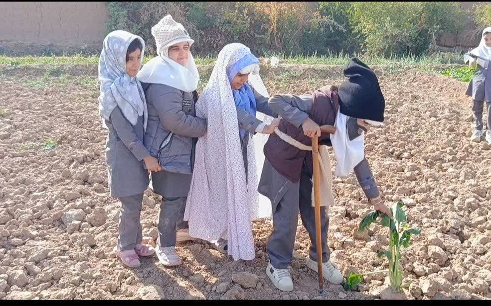نمایش متفاوت درس چغندر توسط دانش آموزان شهیدان محسنی فر میبد  