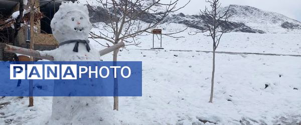 رقص دانه‌های برف در آسمان خاتم؛ شور و هیجان کودکان