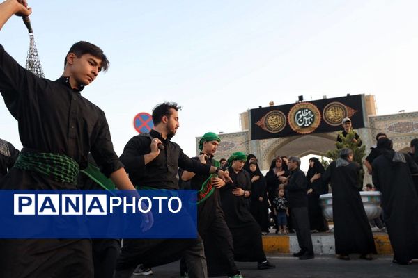رود اشک و عشق در مسیر حرم همزمان با شکوه عزاداری هیئات‌ در خیابان‌های مشهد