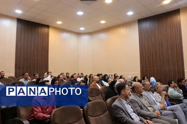 آیین تجلیل از اعضای ستاد سومین جشنواره استانی تئاتر خیابانی کودک و نوجوان‌ در دلیجان