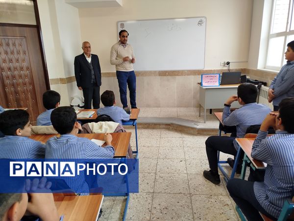 آموزش بهداشت دهان و دندان در دبیرستان نمونه مرحوم طاووسی