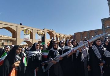 فریاد استکبار ستیزی مردم یزد در راهپیمایی ۱۳آبان 