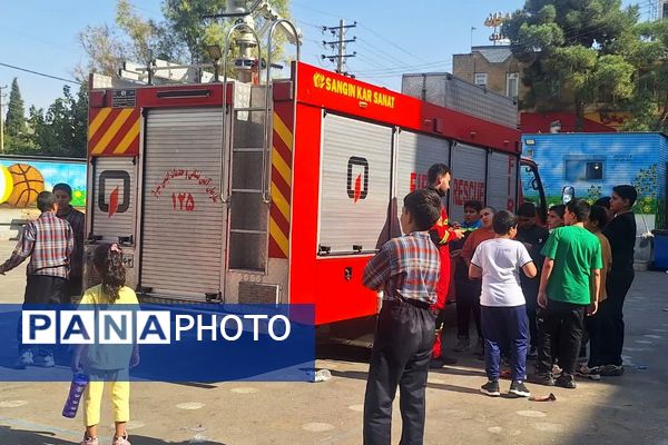 آموزش توسط آتش‌نشانان در دبستان معارف ۶