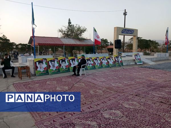 مراسم شبی با شهدا در محل گلزار شهدای روستای بزنجرد شهرستان خلیل‌آباد
