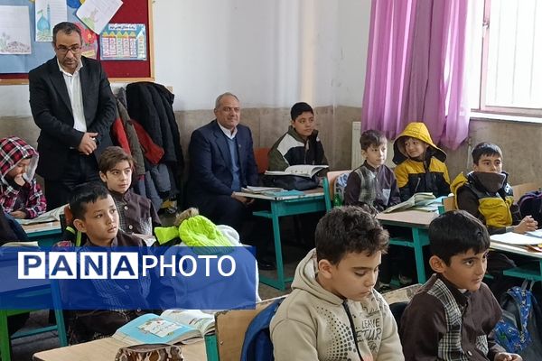 حضور سرزده مدیرکل آموزش و پرورش شهرستان‌های تهران در دبستان حافظ منطقه عباس آباد ناحیه یک شهرری