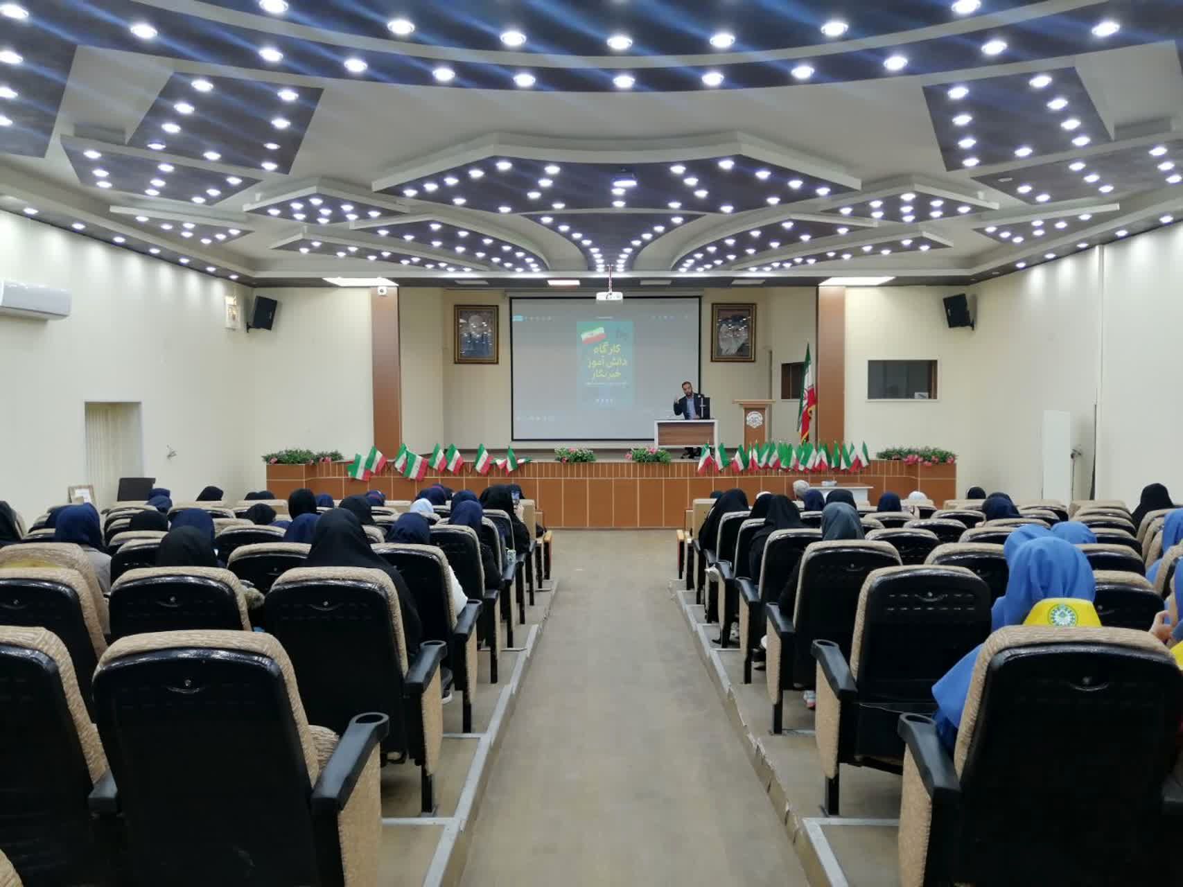 دوره خبرنگاری ویژه دانش‌آموزان دختر و پسر ناحیه یک اهواز 