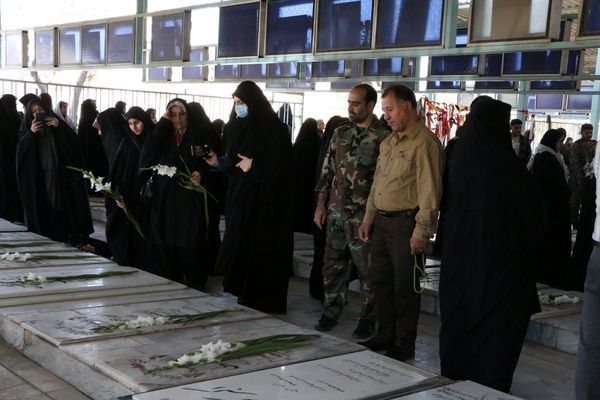 آیین غبارروبی و گلباران مزار شهدا در آستان امامزاده بی‌بی سکینه خاتون (س)