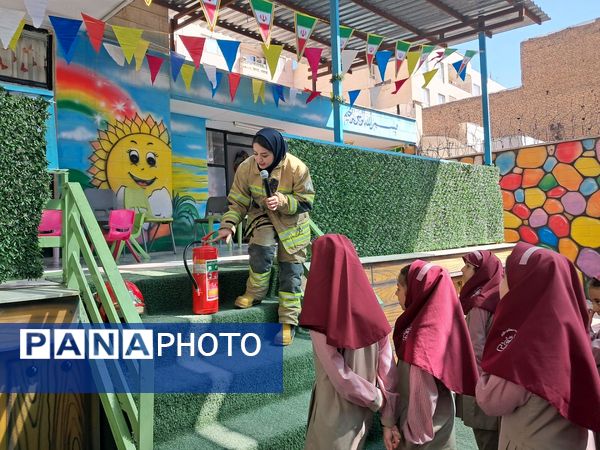 حضور آتش‌نشان البرزی در دبستان ارمغان هستی ناحیه 3 کرج به‌مناسبت روز آتش‌نشان و ایمنی 