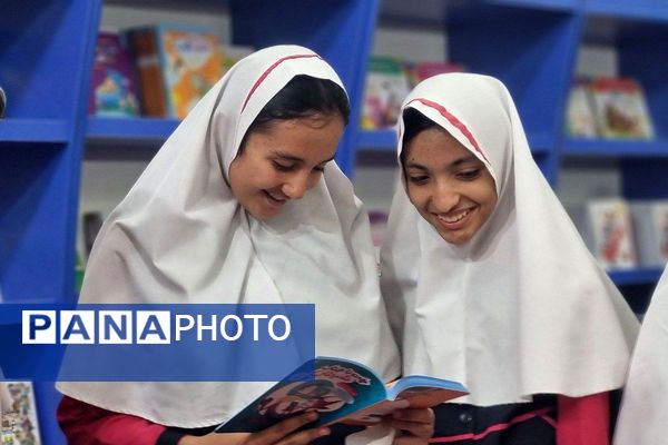 بازید دانش‌آموزان دبستان سعادت از نمایشگاه کتاب