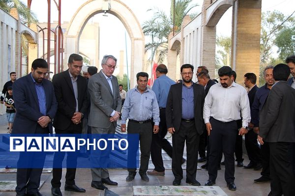 آیین غبارروبی گلزار شهدای بهشت زهرا شهرستان بم به‌مناسبت هفته دولت