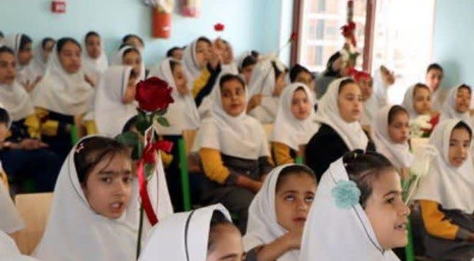 زنگ «سپاس معلم» در دبستان ام‌البنین بروجن