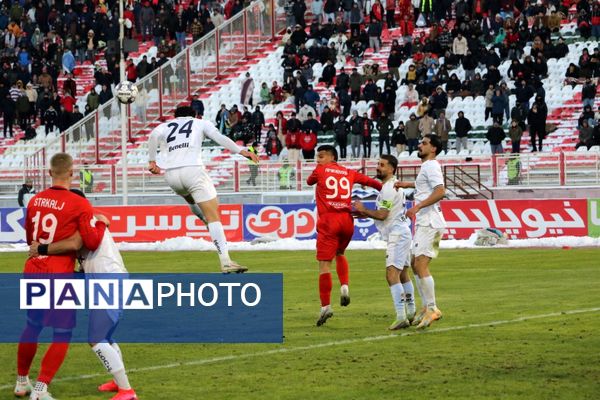 بازی تراکتور و ملوان در تبریز