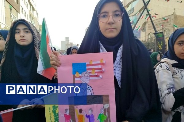 اجتماع عظیم دانش آموزان ناحیه دو شهرری به مناسبت یوم الله ۱۳ آبان در میدان نماز