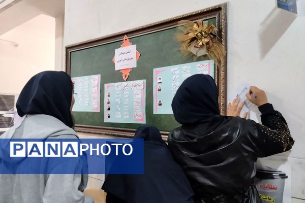 جلوه‌هایی از انتخابات شورای دانش‌آموزی در دبیرستان فرزانگان قم