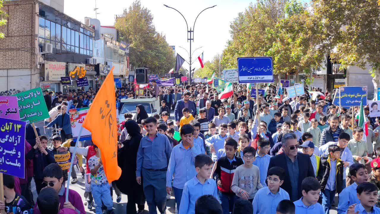 راهپیمایی باشکوه ۱۳ آبان در کاشمر ، نمایشی از  وحدت، بیداری و استکبارستیزی نسل نو بود