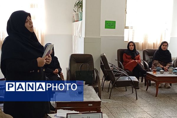 نشست کتابخوان مدرسه‌ای در دبیرستان دخترانه جوادالائمه بهارستان‌دو