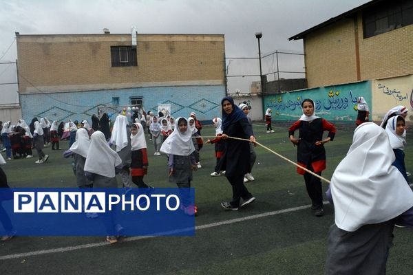 برگزاری مسابقات ورزشی ویژه اولیای دانش‌آموزان دبستانی در ناحیه ۲ بهارستان
