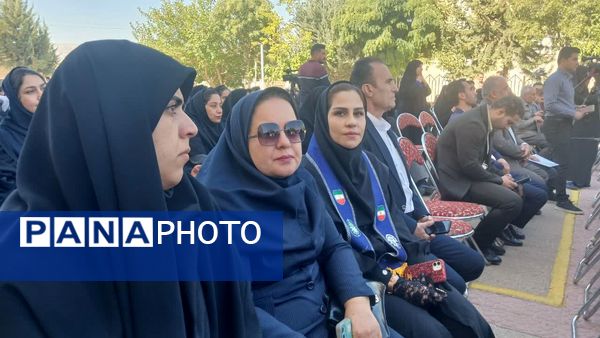 نواختن زنگ استانی مهر، ایثار و مقاومت در مدرسه نمونه دولتی ۹ دی به مناسبت آغاز سال تحصیلی و هفته دفاع مقدس
