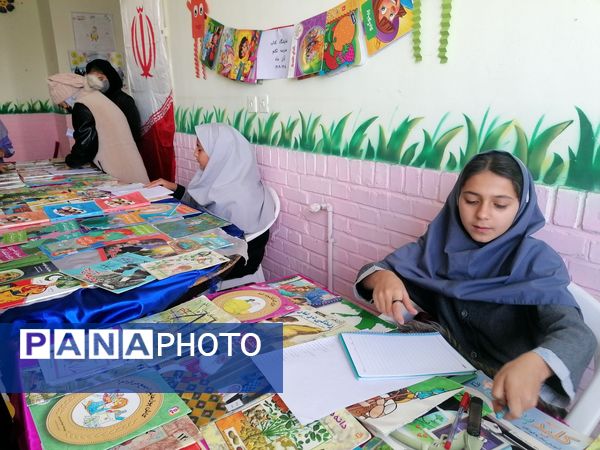 نمایشگاه کتاب در مدرسه تکتم خلیل آباد 