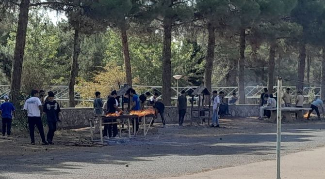 خودکفایی در آشپزی؛ دانش‌آموزان جوجه را از زغال تا سفره رساندند