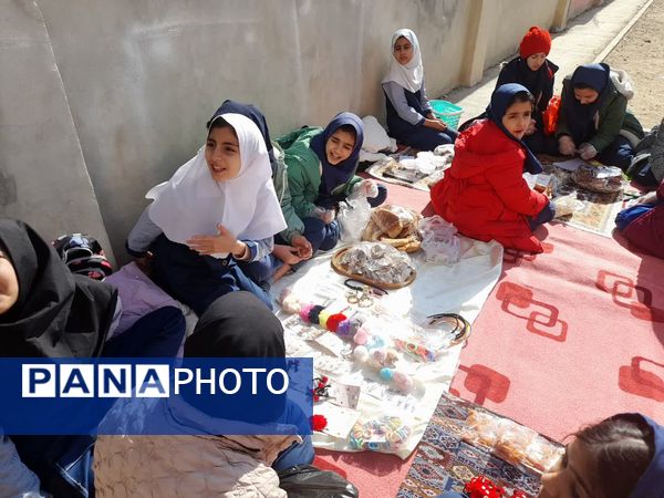 برپایی بازارچه مدرسه‌ای به‌مناسبت دهه فجر در آموزشگاه دخترانه شهید حسن زاده خانلق