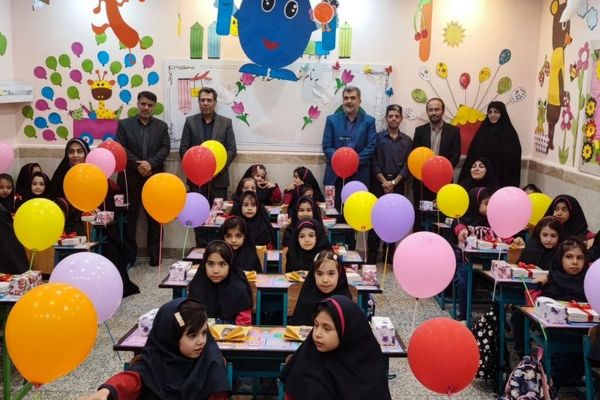 جشن شکوفه ها در دبستان شهید رضا نایب ناحیه۴ مشهد